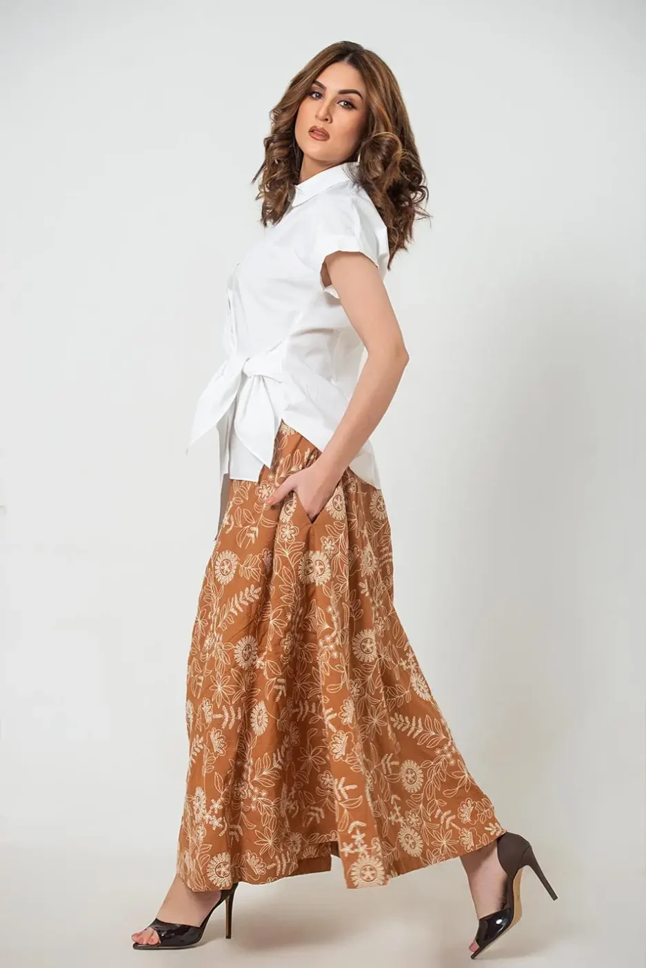 Office White / Timeless Brown
